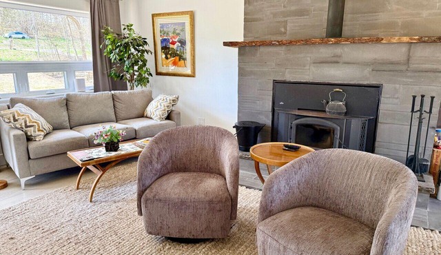 Riverwood Retreat: Modern Charm by the River