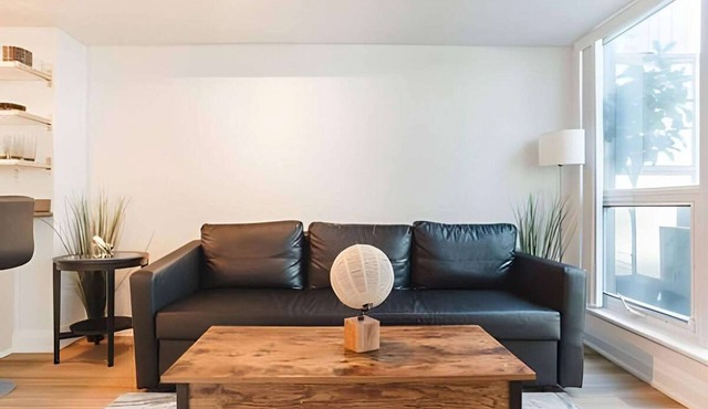 RivetStays | The Yonge Luxury Suite – 1 Bedroom + Den Condo