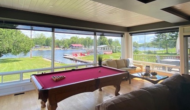 Riviera Lodge - Large Renovated Waterfront Property