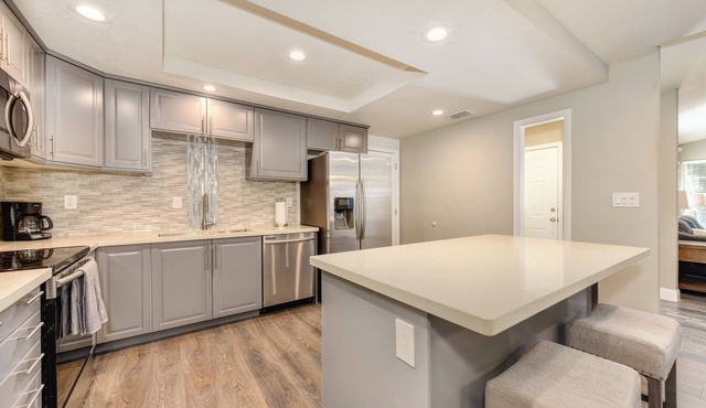 Riviera Silver Home in the Pocket Area Downtown Zoo Airport Sleep Train Arena