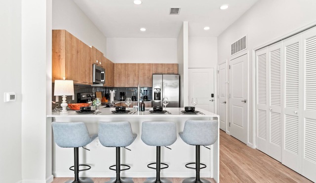 Riviere 3BR Apartment Stylish King Family Pets Friendly Pool & Gym Near Epic UniverseOpens