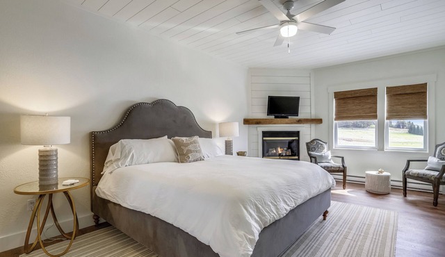 RM 7: Lake access, Pond view, Gas fireplace, Par-3