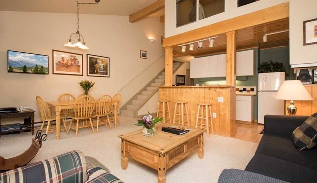 RMR: Classic 1 BR Condo w/ Loft for Extra Space