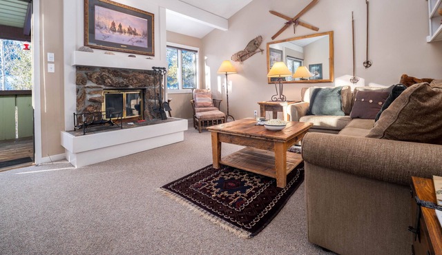 RMR: Nicely Updated 2BR Condo w/ Mountain Views