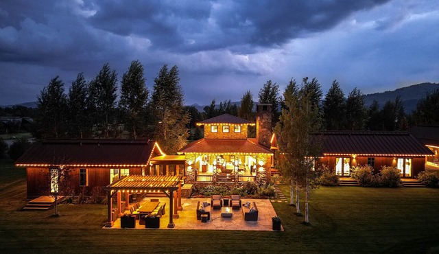 RMR: Teton Manor w/Outdoor Oasis, Views & Pond in Wilson,WY