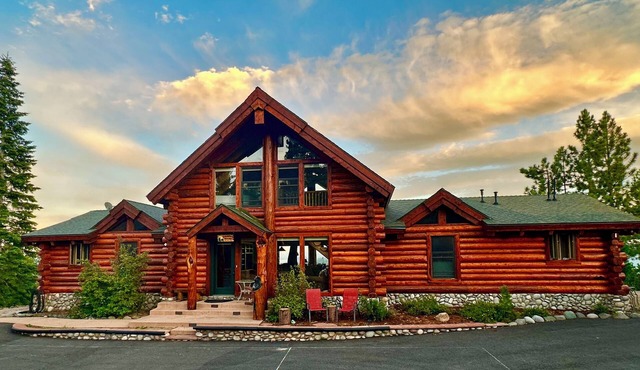 RnR Mountaintop Log Home -Extraordinary Views and Private Pickleball Court