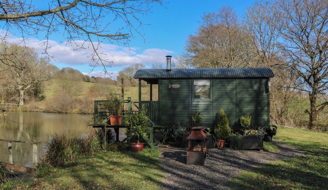 ROACH HUT, pet friendly, character holiday cottage in Crowborough