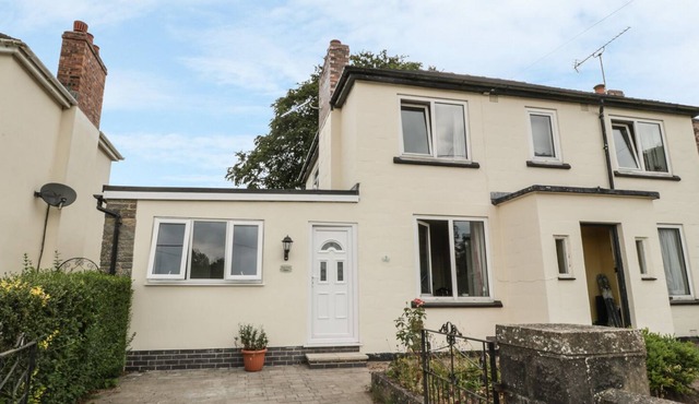 ROACHES VIEW, pet friendly, with a garden in Cheddleton