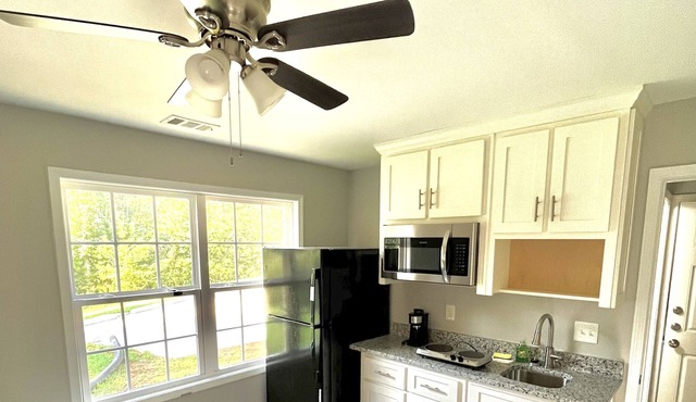 Road Atlanta private guesthouse