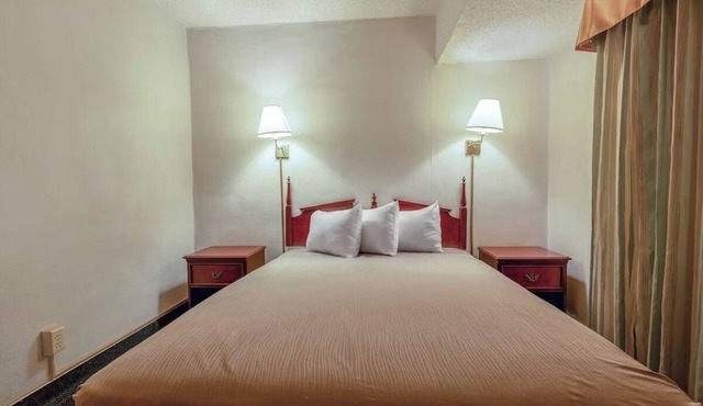 Road Trip Ready Room w/Free Parking & Easy Access to Interstate 40 Routes