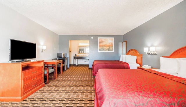 Roadie’s Rest Stop – Pet-Friendly Stay w/Bath, Essentials, Near Hwy 287 Dining