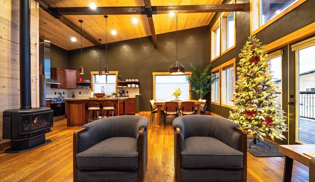 Roam (New!) Luxury cabin w/2 kings + queen, exclusive access to Grand Pergola w/fire pit & griddle