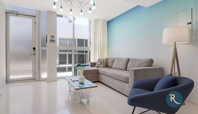 Roami at 250 Collins | 4 Bed Combo | Rooftop Pool