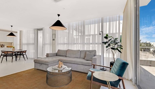 Roami at 250 Collins | 10 Bed Combo | Rooftop Pool