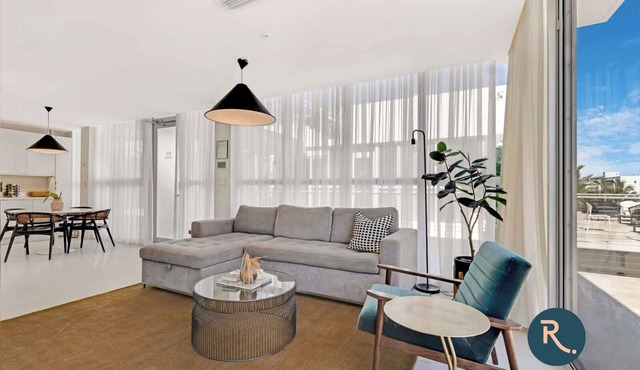 Roami at 250 Collins | 10 Bed Combo | Rooftop Pool