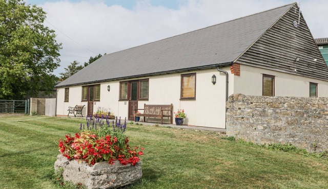 ROAN COTTAGE, pet friendly, with a garden in Royal Wootton Bassett