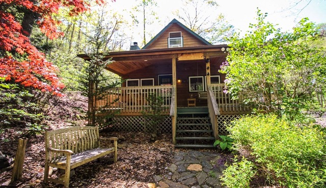 Roaring Creek -3BR/2BA Creekfront Cabin Near Boone w/Hot Tub, Gas F/P