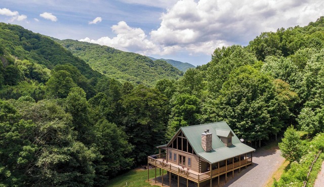 Roaring Creek Lodge - Newland log cabin, hot tub, pool table, fire pit