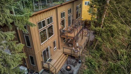 Roaring River Lodge Riverfront Fire pit EV Plug