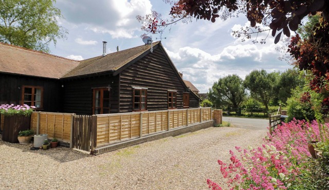 ROBBIE'S BARN, pet friendly, with open fire in Stratford-Upon-Avon