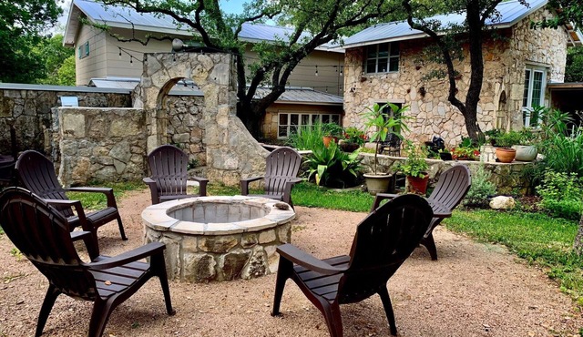 Robert Wood Art Cottage - Near Floores Country Store, SeaWorld & Fiesta Texas