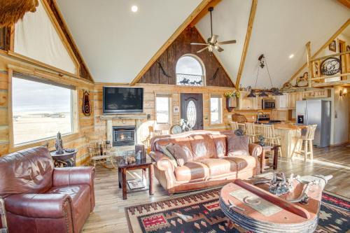 Roberts Home w/Western Decor & Mountain Views!