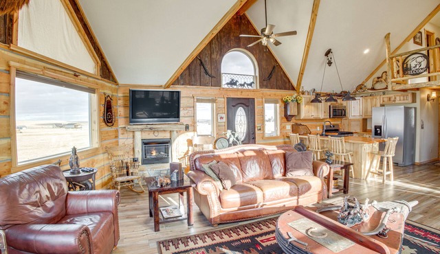 Roberts Home w/Western Decor & Mountain Views!