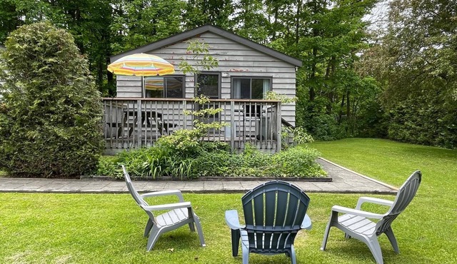 Robin-Cedar garden Cozy Cottage #1 for a relaxing retreat