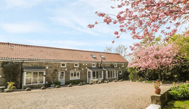 ROBIN COTTAGE, pet friendly, country holiday cottage in Morpeth