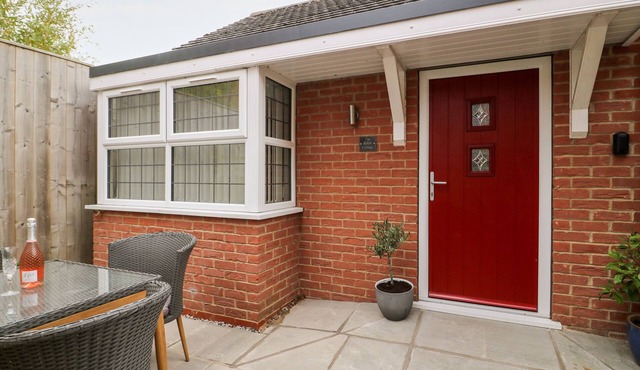 ROBIN COTTAGE, with a garden in Beverley