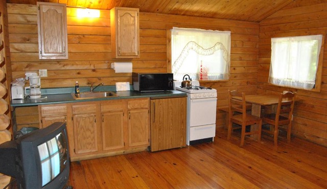 Robin Hill Camping Resort One-Bedroom Cottage 8