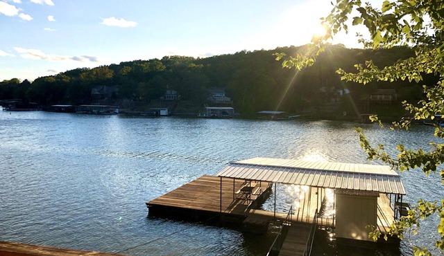 Robin Hood Lake Front 4 bed 2 bath Sleeps 10 - MM 44 private dock in deep cove
