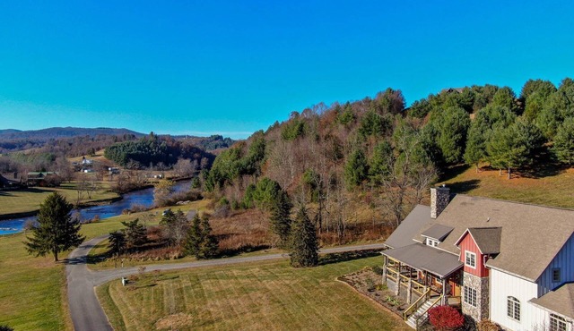 Robin Hoods Retreat - Luxury home, walk to river, hot tub, fire pit!