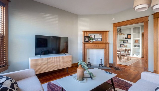 Robin's Egg ~ Private Downtown, Pet-Friendly Gem