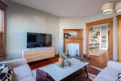 Robin's Egg, Private Downtown, Pet-Friendly Gem