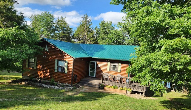 Robin's Nest-3 bedroom 2 bath waterfront cabin on Table Rock w/Wi-Fi & hot tub