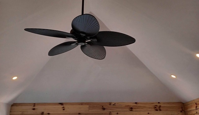 Robin's Nest. Beach. Watersports free. Private deck - Lake view. Couples only.