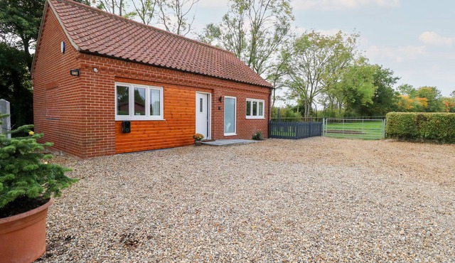 ROBIN'S NEST, family friendly, with a garden in North Elmham