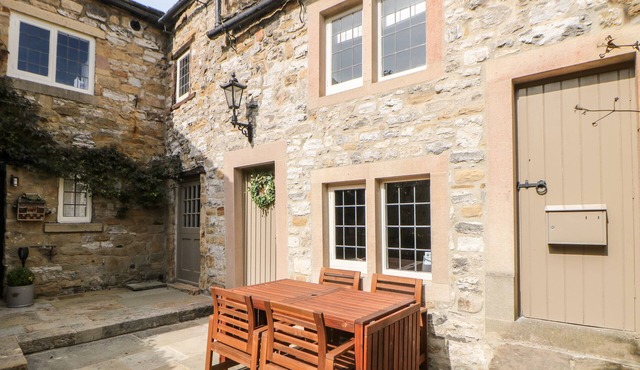 ROBIN'S NEST, pet friendly, character holiday cottage in Bakewell