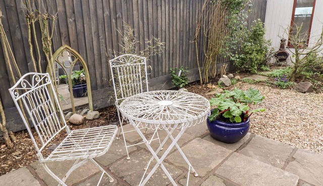 ROBIN'S NEST, pet friendly, with open fire in Vale Of Belvoir