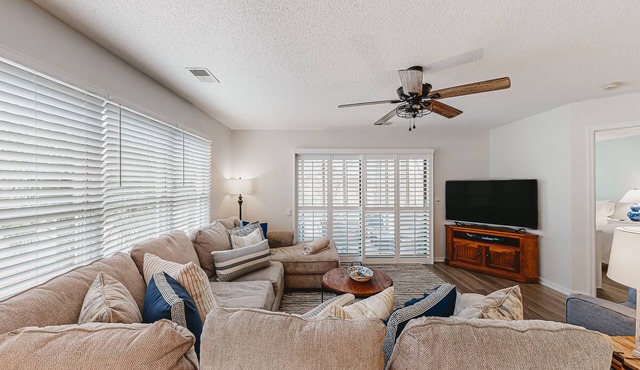 Robin's Nest: Private balcony, on-site pools, golf