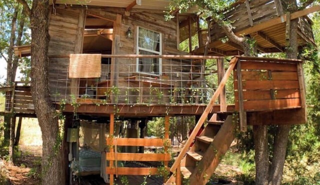 Robin's Nest Treehouse