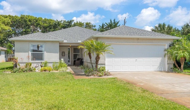 Robin's Nest: Private 4 bedroom Pool home just steps to beach with screen pool