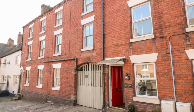 ROBIN'S NOOK, pet friendly, character holiday cottage in Ashbourne