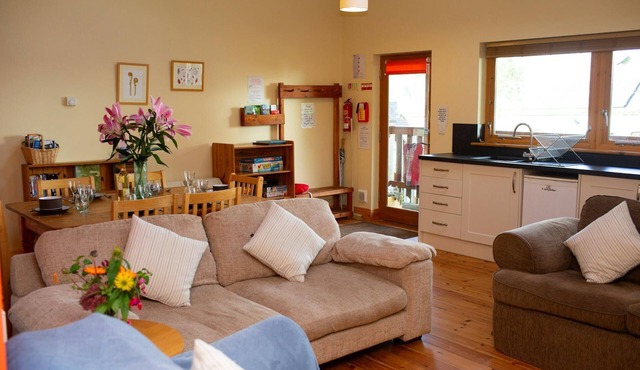 Robin's Perch Eco Lodge Apartment, Lampeter