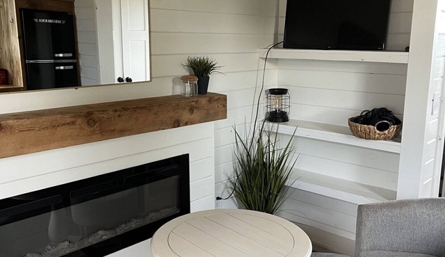 Robin's Roost- Tiny house with a hot tub and bluff views