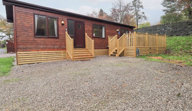 ROBIN VIEW LODGE, pet friendly, with hot tub in Windermere