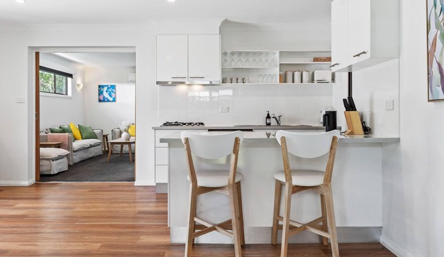 Robinia Guest House - Warmth & Minimalism