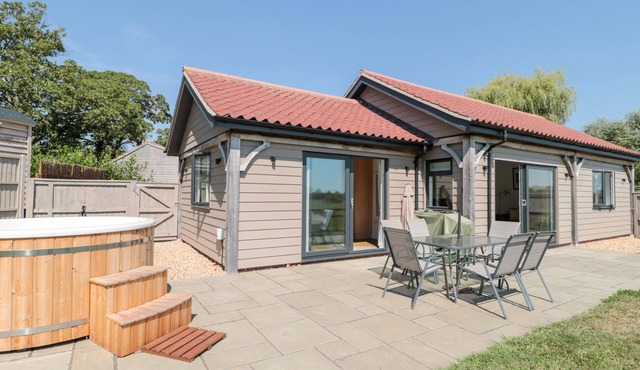 ROBINS CORNER, family friendly, luxury holiday cottage in Bleadon