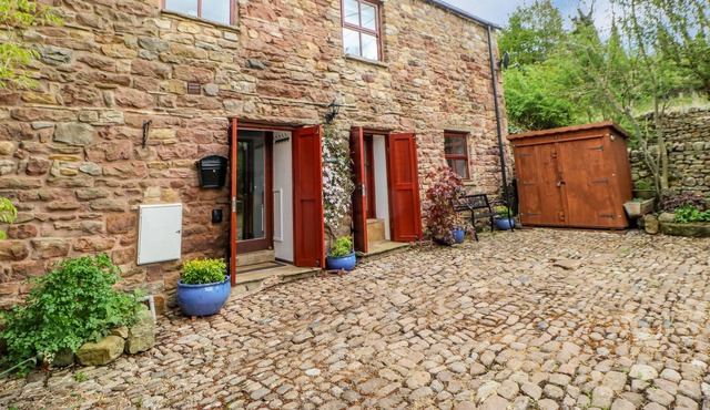 ROBINS LODGE, pet friendly, character holiday cottage in Brough